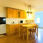 Daire Dolomites Garden Flat Near Cortina Villanova (Belluno)